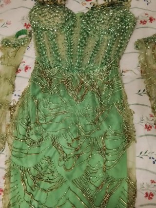 Se vende vestido color verde manzana. De. Piedras