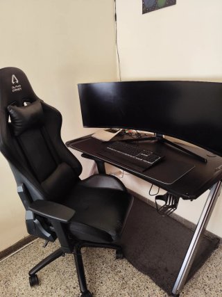 Escritorio Gaming con Silla y Monitor Samsung