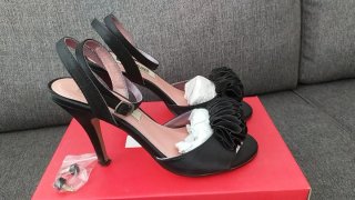 Sandalias tacón negras con flor