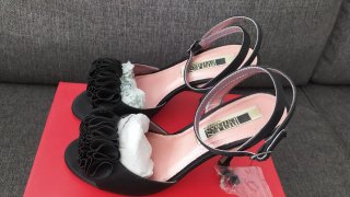 Sandalias tacón negras con flor