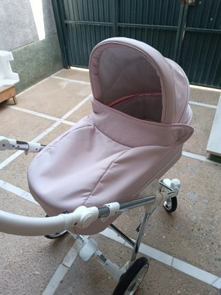 Carrito de bebé rosa