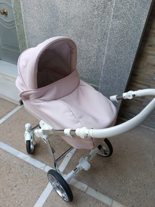 Carrito de bebé rosa