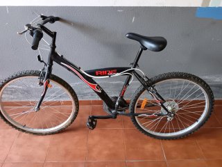 Bicicleta de montaña negra RIDE