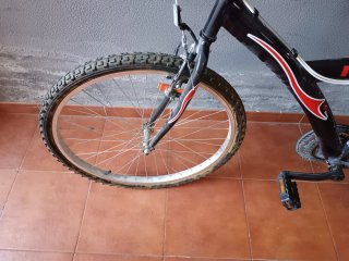 Bicicleta de montaña negra RIDE
