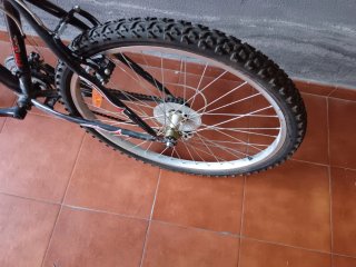 Bicicleta de montaña negra RIDE