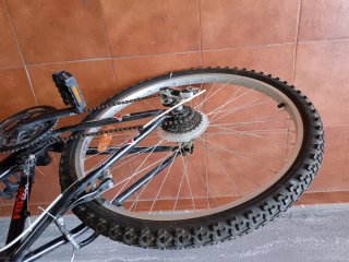 Bicicleta de montaña negra RIDE