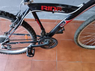 Bicicleta de montaña negra RIDE