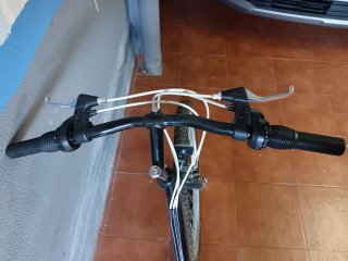 Bicicleta de montaña negra RIDE