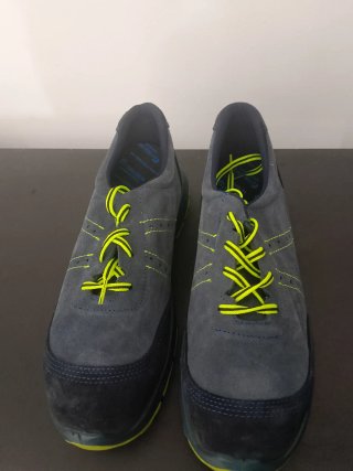 Zapatos de seguridad grises y azules