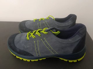 Zapatos de seguridad grises y azules