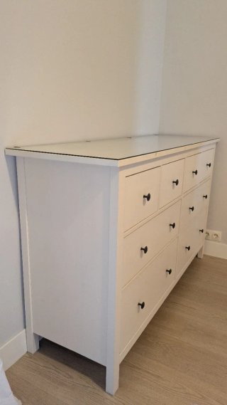 Cómoda blanca de madera