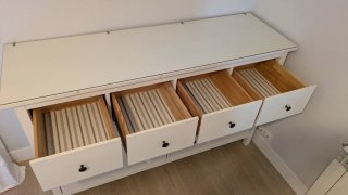Cómoda blanca de madera