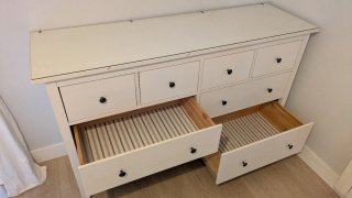 Cómoda blanca de madera