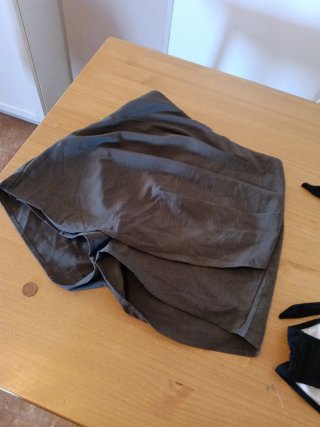 Pantalón corto verde oliva y camiseta gris platead