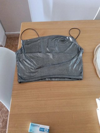 Pantalón corto verde oliva y camiseta gris platead