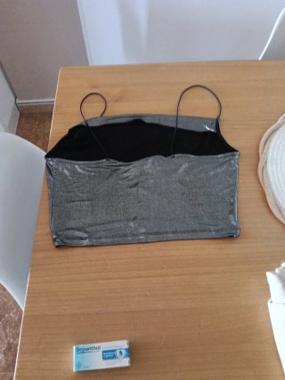 Pantalón corto verde oliva y camiseta gris platead