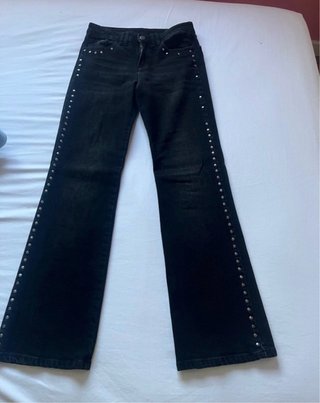 Pantalones campana negros con tachuelas y azules