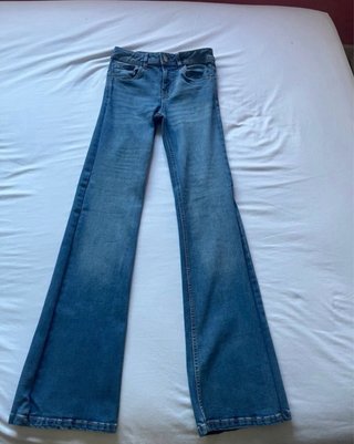Pantalones campana negros con tachuelas y azules