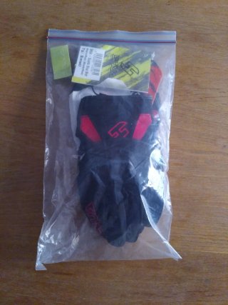 Guantes SHUA negros y rojos