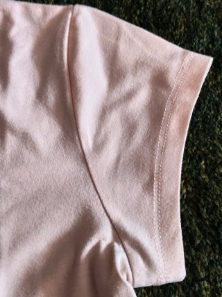 Camiseta rosa cuello pico talla M