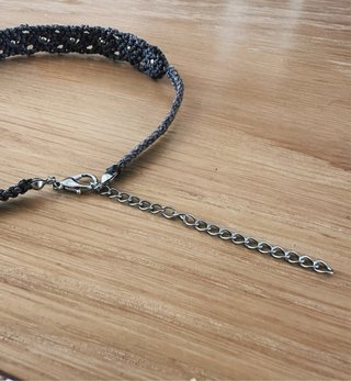 Collar macramé con cuentas plateadas