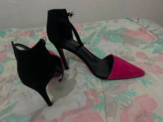 Zapatos de tacón negros y fucsia