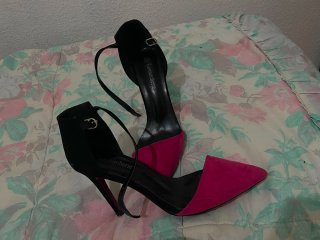 Zapatos de tacón negros y fucsia