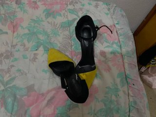 Zapatos de tacón negros y amarillos
