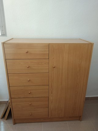 Cómoda de madera con armario