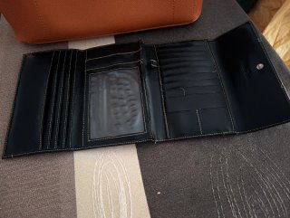 Bolso y cartera marrón y negro