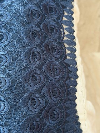 Encaje azul marino con diseño floral