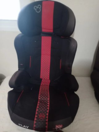 Asiento protector infantil negro y rojo