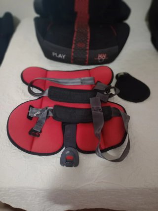 Asiento protector infantil negro y rojo
