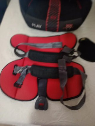 Asiento protector infantil negro y rojo