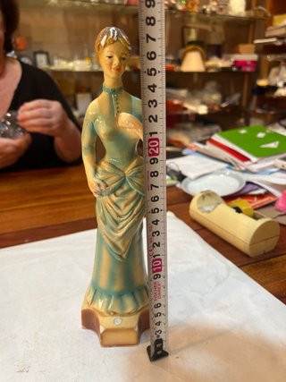 Figura antigua mujer vestido azul