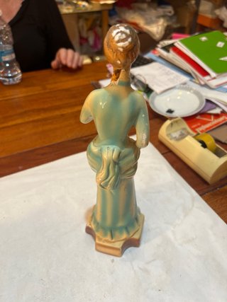 Figura antigua mujer vestido azul