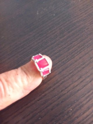 Anello Trilogy con tre pietre fucsia/rosso rubino