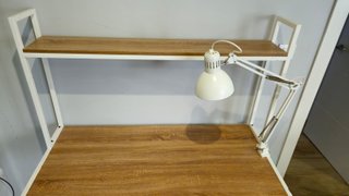 Escritorio madera y metal con lámpara