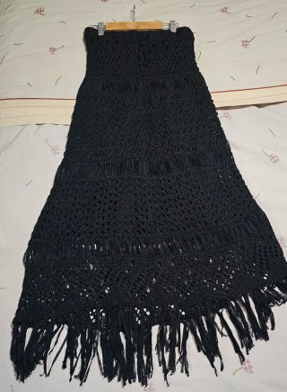 Vestido negro largo de crochet con flecos