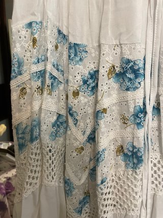 Falda larga blanca con estampado floral azul