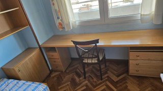 Escritorio de madera con cajones