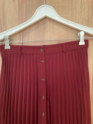 Falda midi Stradivarius granate plisada