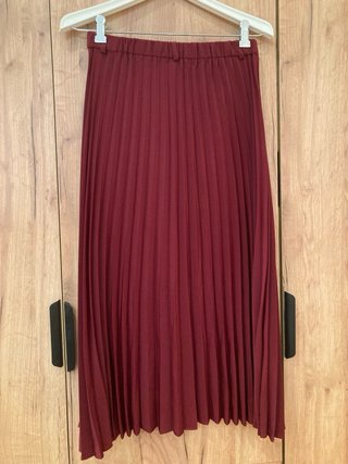 Falda midi Stradivarius granate plisada