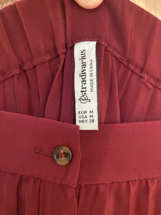 Falda midi Stradivarius granate plisada