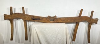 Antiguo Yugo de Madera Maciza con Estacas.