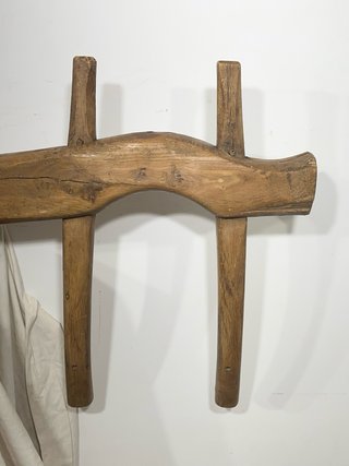 Antiguo Yugo de Madera Maciza con Estacas.