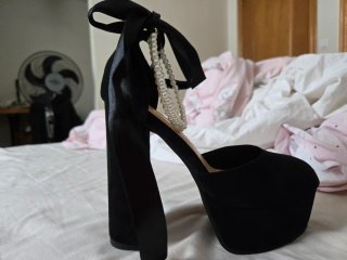 Sandalias de tacón negras con lazo