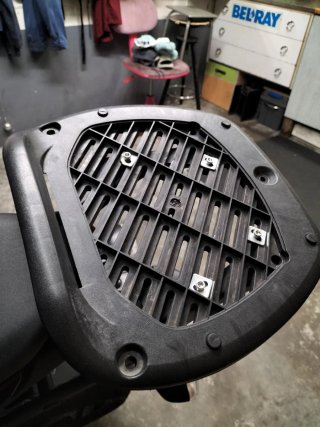 Baúl Moto 50L con Parrilla
