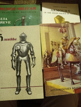 Cuatro catálogos de museos de armas