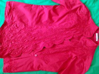 Camisa roja bordada